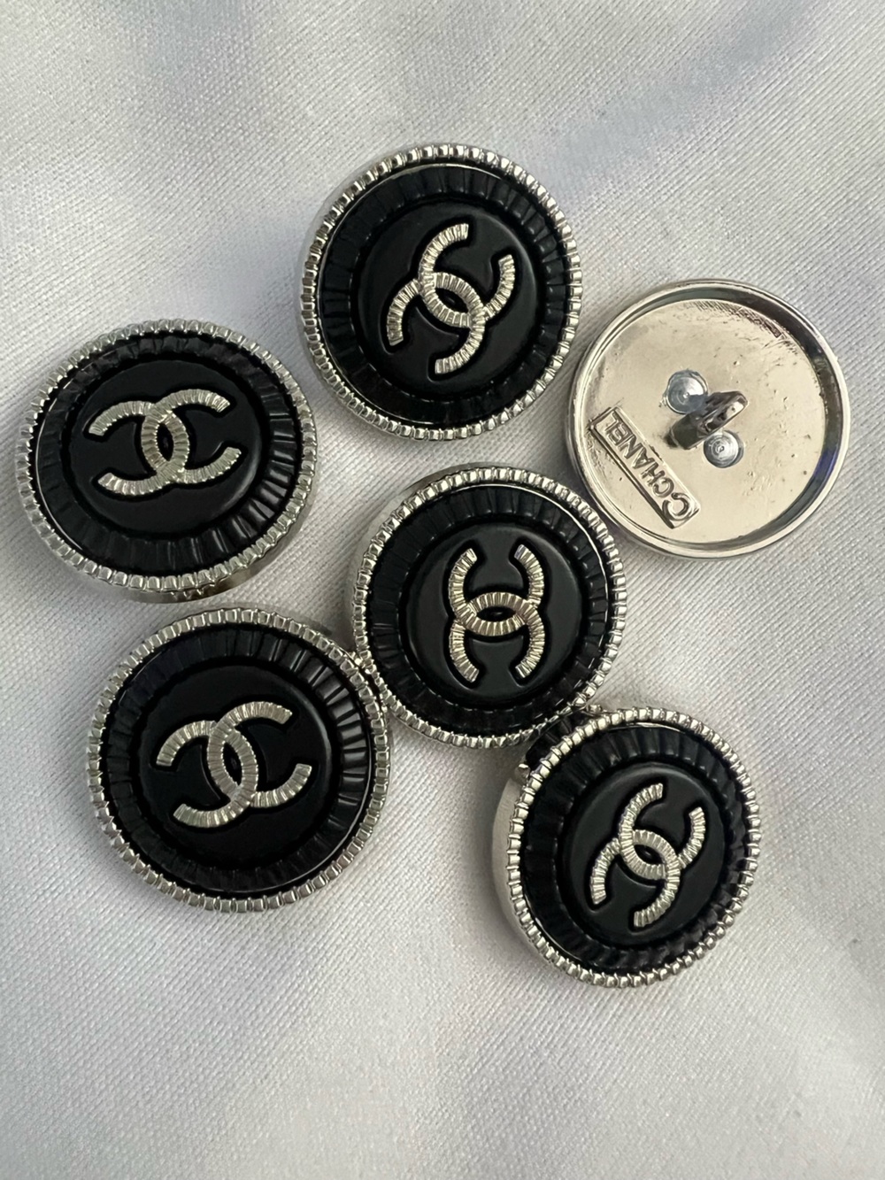 Set of 6-20mm/Black matte enamel /Silver alloy/textured edging/shank back/😎